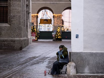 Una mujer pide limosna en Salzburgo (Austria).