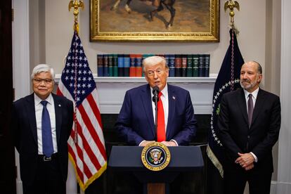 El presidente estadounidense, Donald Trump (centro), junto al CEO de TSMC, C. C. Wei (izquierda) y el secretario de comercio de EE UU, Howard Lutnick (derecha).
