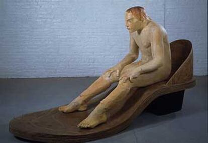 &#39;David&#39; (2001), obra en madera de pino y masonita de Francisco Leiro.