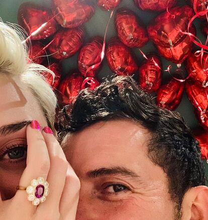 Katy Perry. Orlando Bloom le pedía matrimonio a la cantante en 2019, el día de San Valentín, tras tres años de relación, con un sorprendente anillo en forma de flor, compuesto por un diamante ovalado de color rosa en el centro y otros ocho blancos más pequeños alrededor, engarzados a un aro de oro amarillo. Una pieza que no solo sorprende por su diseño, también por su precio, que supera los cuatro millones y medio de euros, según reveló el presidente de WP Diamonds Andrew Browns en E! News.