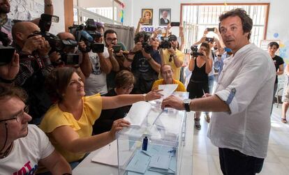 El alcalde de Cádiz y candidato a la reelección, José María González 'Kichi', deposita su voto.