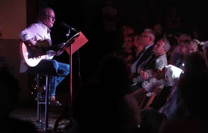 Luis Eduardo Aute, durante el homenaje a Vicente Aleixandre en su casa madrileña, el 13 de junio de 2014. En primera fila, de abajo arriba, Alejandro Sanz, presidente de la Asociación de Amigos de Aleixandre, Vicente Molina Foix y Fernando Delgado.