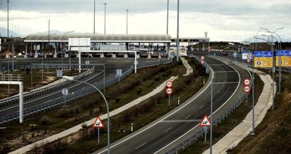 Autopista de peaje que lleva a la terminal T- 4 del aeropuerto de Barajas.