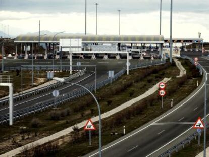 Autopista de peaje que lleva a la terminal T- 4 del aeropuerto de Barajas.