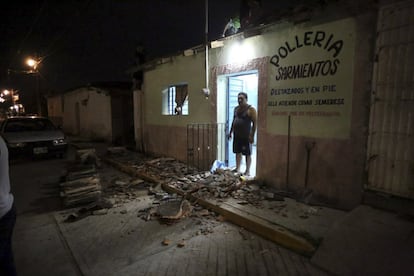 El dueño de una pollería observa los cascotes en una calle de Berriozabal, en el estado de Chiapas.