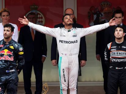 Hamilton celbra la victoria junto a Ricciardo y Pérez.