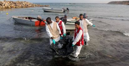 Un equipo de rescate transporta el cad&aacute;ver de un migrante en las costas libias.