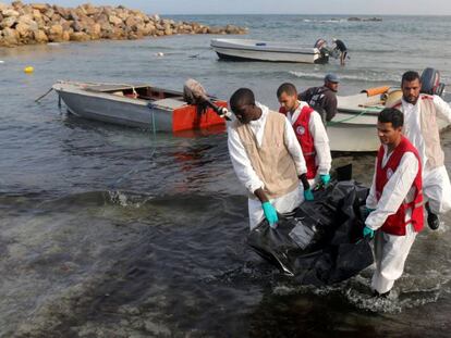 Un equipo de rescate transporta el cad&aacute;ver de un migrante en las costas libias.