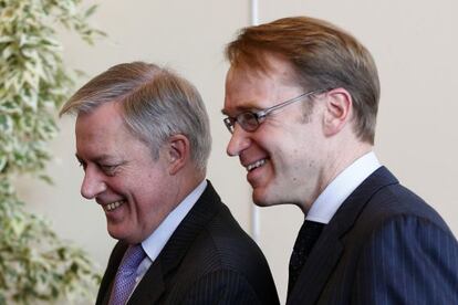 Los responsables del Banco de Francia, Christian Noyer, y su homólogo al frente del Bundesbank, Jens Weidmann (derecha), en un acto en París.