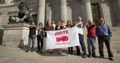 Manifestaci&oacute;n de AVITE a las puerta del Congreso en septiembre de 2015.