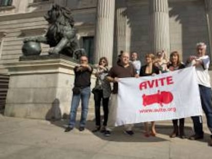 Manifestaci&oacute;n de AVITE a las puerta del Congreso en septiembre de 2015.