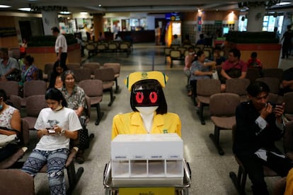 Un robot-enfermera transporta documentos médicos en el Hospital General de Mongkutwattana, en Bangkok, Tailandia.