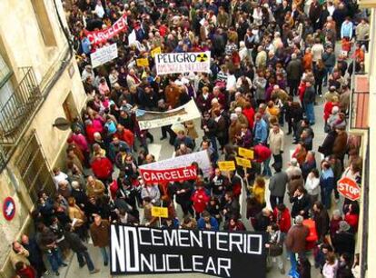 Un momento de la manifestación de ayer en Ayora contra el almacén de residuos nucleares de Zarra.