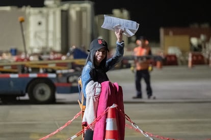 Las autoridades chilenas han dado a conocer que el traslado se realizón "en completa normalidad" y cumpliendo con los requisitos establecidos por el Consulado venezolano en Chile. En la imagen, una migrante venezolana se despide antes de abordar el avión en el Aeropuerto Internacional Chacalluta.