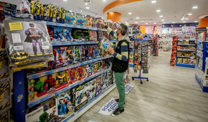 Un empleado coloca juguetes en una tienda de Pozuelo de Alarcón (Madrid).