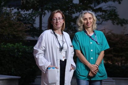 A la izquierda, Beatriz Joven, reumatóloga adjunta del hospital 12 de Octubre, y Raquel Rivera, jefa de sección de Dermatología de dicho hospital, la semana pasada en la puerta del centro donde trabajan.