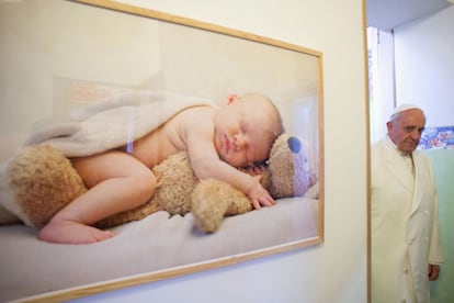 El papa Francisco, fotografiado en el visita que ha realizado hoy al dispensario pediátrico de Santa Marta en el Vaticano