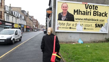 Mhairi Black, candidata del Partidt Nacionalista Escocès (SNP), mira un cartell electoral amb la seva imatge a Paisley.