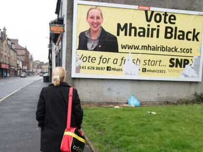 Mhairi Black, candidata del Partido Nacionalista Escocés (SNP), contempla un cartel electoral con su imagen en Paisley.