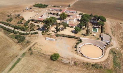 Vista general del cortijo El Águila Real, en la localidad sevillana de Guillena.