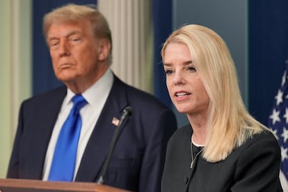 Pam Bondi y Donald Trump, en la Casa Blanca el mes pasado.