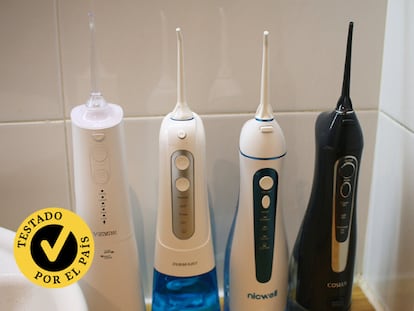 Artículo de EL PAÍS Escaparate sobre irrigadores bucales portátiles.