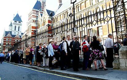 El público hace cola ante el tribunal para escuchar la declaración de Alastair Campbell.