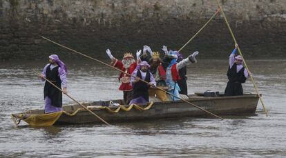 Llegada de los reyes magos a San Sebastian por el río Urumea.