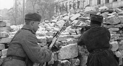 Soldats russos conquerint Budapest el febrer de 1945.