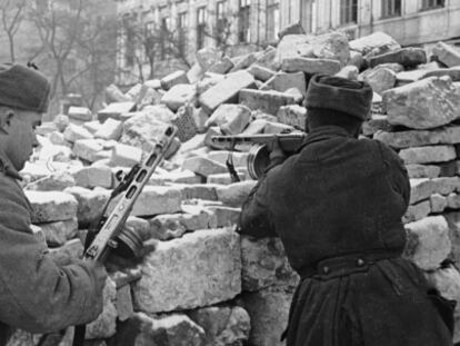 Soldats russos conquerint Budapest el febrer de 1945.