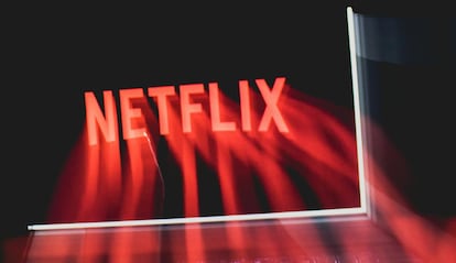 Imagen del logo de Netflix de color rojo en una pantalla