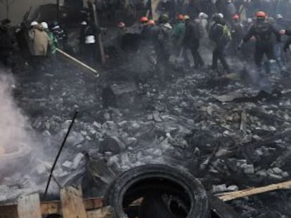 Um protesto armado avança em Kiev, no dia 20 de fevereiro.