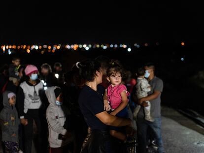 Migrantes esperan en la frontera de México con EE UU.