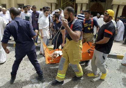 Según el diputado Jalil al Salih, los fieles estaban arrodillados para rezar cuando se ha producido una fuerte explosión, que ha provocado daños en el techo y las paredes. En la imagen, un herido es traslado tras el atentado en Kuwait.