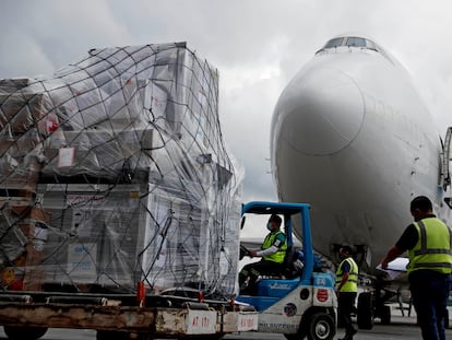 Personal descarga de un avión vacunas donadas por España en Ciudad de Guatemala, en agosto de 2021.