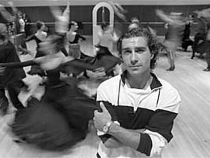 En primer plano, el bailarín Antonio Márquez, durante un ensayo.
