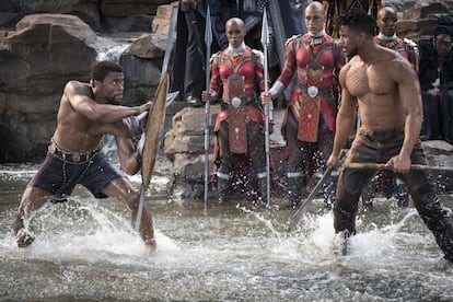 Chadwick Boseman (a la izquierda) y Michael B. Jordan, en un fotograma de la película 'Black Panther' de Ryan Coogler.