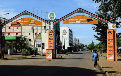 Una calle semidesierta en Kimusu (oeste de Kenia), este jueves 26 de octubre de 2017. Los colegios electorales de esta ciudad no han abierto y la mayoría de funcionarios de la Comisión Electoral no han llegado a los almacenes designados para recoger los materiales para la votación, según afirma la televisión pública KBC.