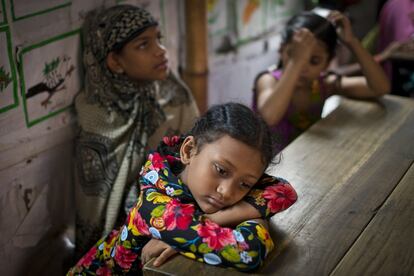 La falta de educación, la situación de pobreza y la presión social tienen mucho que ver con la elevada tasa de matrimonio infantil en Bangladesh. Según el estudio publicado por HRW, las niñas son consideradas una carga para las familias y si algún varón se quiere casar con ellas, no esperan a que alcancen la edad legal. Las esposas viven en la vivienda del marido, por lo que una hija casada deja de ser un gasto para los padres. Además, la práctica de la dote –pago en dinero, joyas o bienes que realiza la familia de la novia para que se produzca el casamiento– está muy extendida, a pesar de estar prohibida. Y cuanto más joven es la muchacha, menor es la cantidad a saldar.