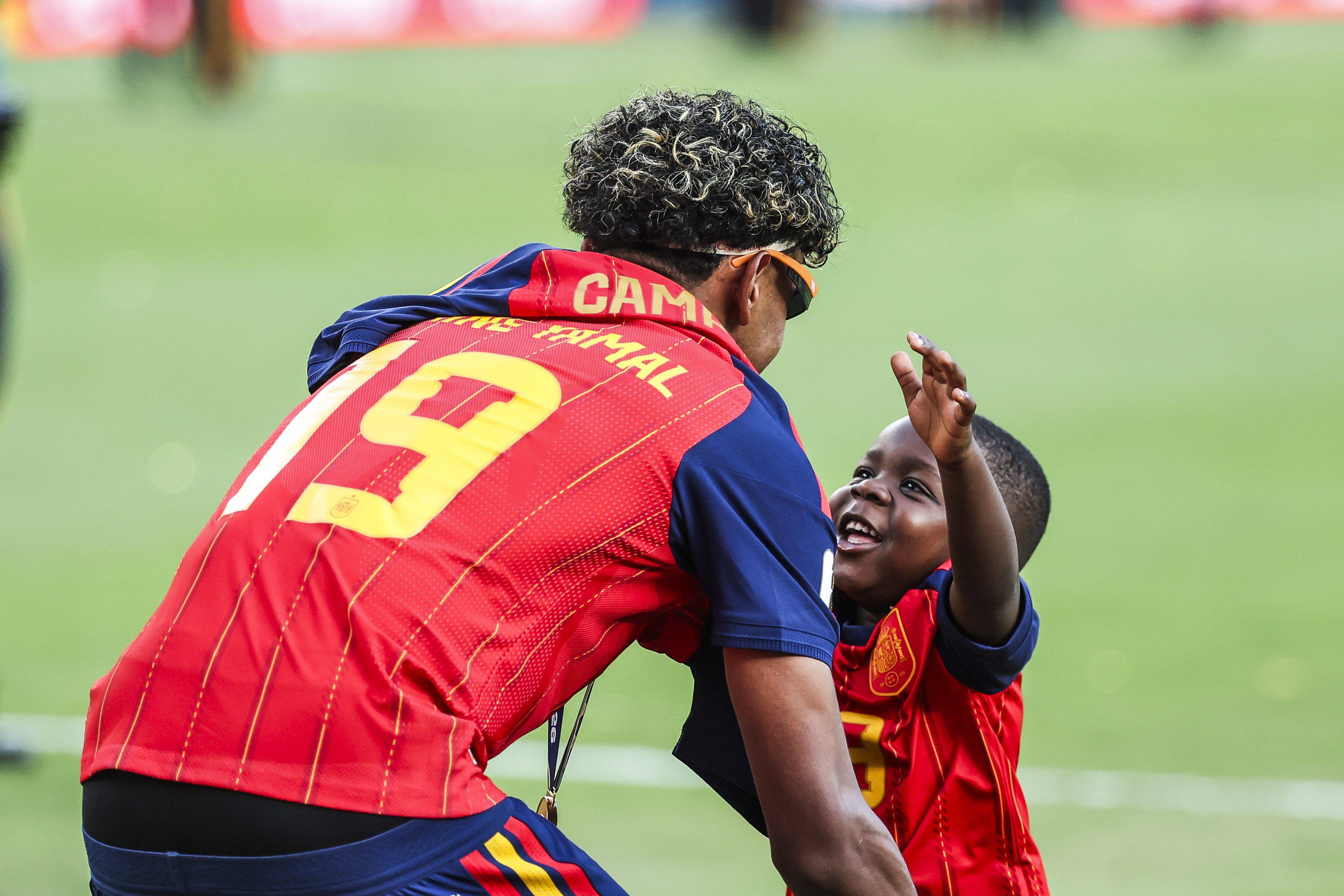 De Keyne, el hermano de Lamine Yamal, a la familia numerosa de Cucurella: los apoyos de los jugadores de la selección española fuera del campo