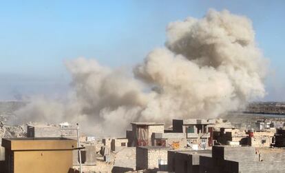 Una explosión por los combates entre las fuerzas del Gobierno iraquí y el Estado Islámico en la localidad de Husayba, a siete kilómetros de Ramadi (Anbar).