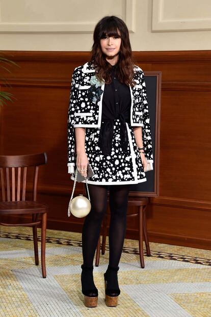 Miroslava Duma, con estilismo bicolor en el desfile de Chanel.