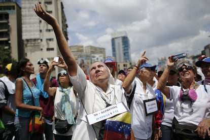 Una monja frente a un cordón de la Guardia Nacional Bolivariana que bloquea el paso a la marcha de mujeres de la oposición, en una carretera en Caracas, el 6 de mayo de 2017. 