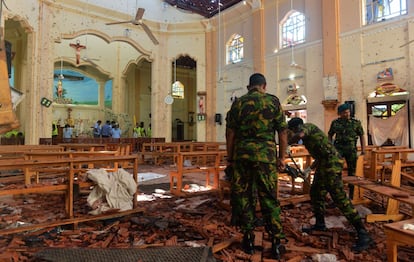 Militares y agentes de policía inspeccionan la iglesia de San Sebastián de Negombo, un día después del atentado.