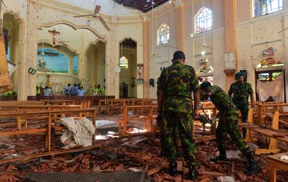 Militares y agentes de policía inspeccionan la iglesia de San Sebastián de Negombo, un día después del atentado.