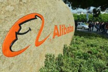 Un grupo de personas camina por las instalaciones del grupo chino Alibaba