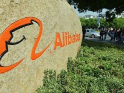 Un grupo de personas camina por las instalaciones del grupo chino Alibaba