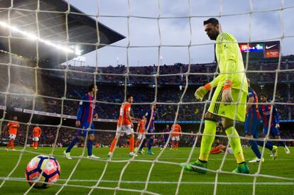 El portero del Osasuna Salvatore Sirigu mira el balón tras el gol marcado por el jugador del Barcelona André Gomes.