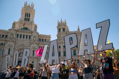 “Ni OTAN, ni bases, ni barcos militares”, era una de las consignas más coreadas minutos antes de la salida de los manifestantes en el Paseo del Prado.