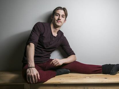 David Navarro Yudes bailarin del Royal Ballet fotografiado en la cafeteria del Teatro Real